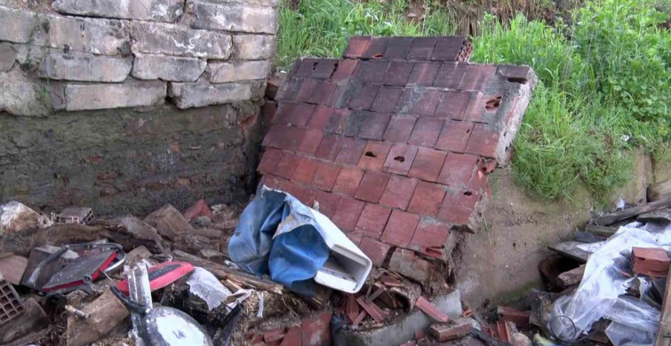 Maltepe'de Toprak Kayması: Tek Katlı Ev Kullanılamaz Hale Geldi