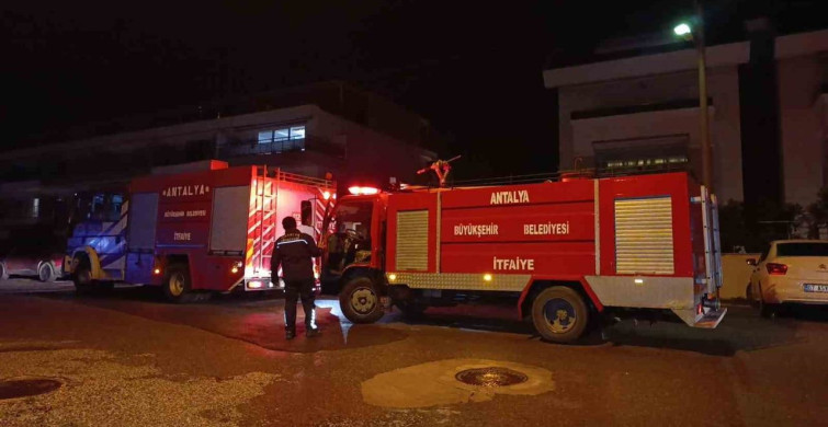 Manavgat'ta Depo Yangını Korkuya Neden Oldu