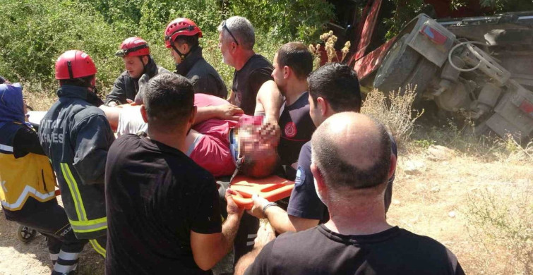 Manavgat’ta devrilen çekici ağaca takıldı, sürücü sıkıştı