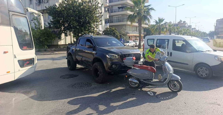 Manavgat'ta Kamyonet ile Motosiklet Çarpıştı: 1 Yaralı