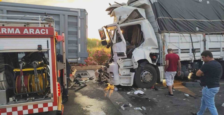 Manavgat'ta kırmızı ışıkta bekleyen tıra kamyon arkadan çarptı