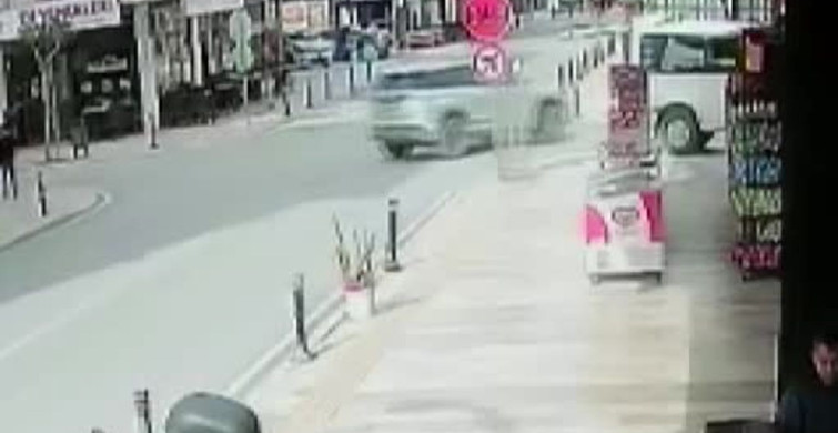 Manavgat'ta Motosiklet ve Hafif Ticari Araç Çarpıştı