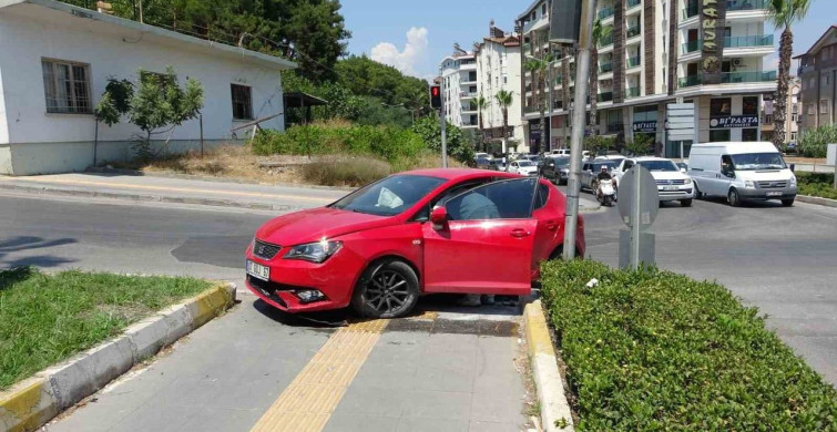 Manavgat'ta otomobil yaya geçidine çıktı, 2 kişi yaralandı