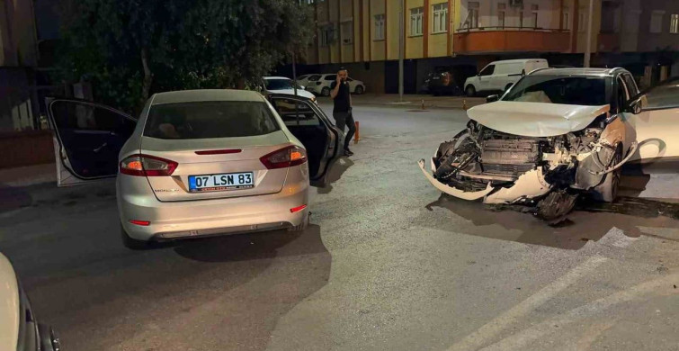 Manavgat'ta otomobiller çarpıştı: 4 kişi yaralandı