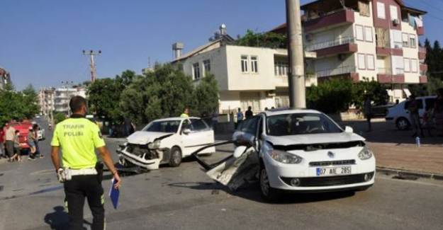 Manavgat'ta Otomobiller Çarpıştı: 7 Yaralı