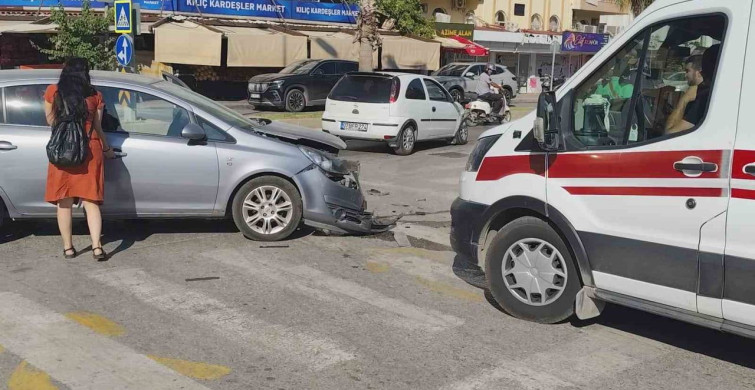 Manavgat'ta otomobiller çarpıştı, sürücüler yaralandı