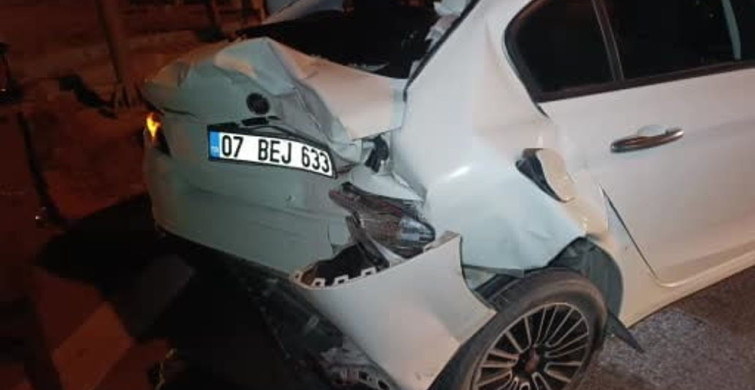 Manavgat'ta tur minibüsü otomobile çarptı: 3 yaralı