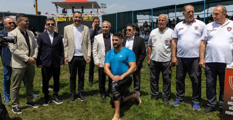 Manavgat'ta Yağlı Güreş Şöleni Sürüyor