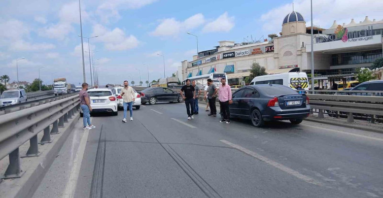 Manavgat'ta Zincirleme Kaza: 4 Araç Karıştı