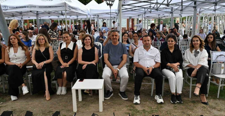 Manisa Büyükşehir’in minikleri yıl sonu gösterisinde alkış topladı