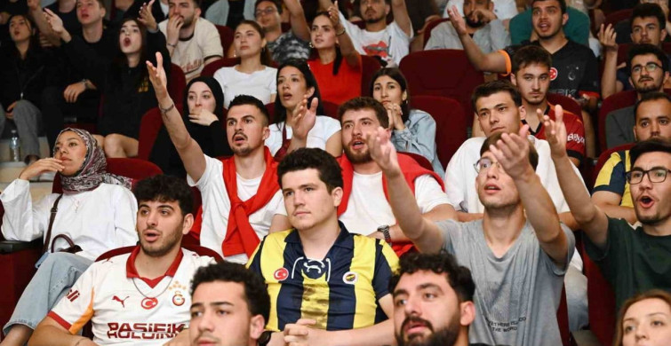 Manisa Celal Bayar Üniversitesi'nde öğrenciler milli maçı dev ekrandan izledi