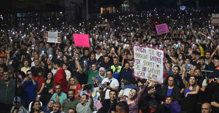 Manisa Gençlik Festivali'nde Simge Konser Verdi