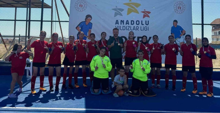 Manisa hokey kız takımı Türkiye şampiyonasına katılma hakkı kazandı
