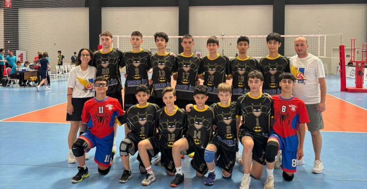 Manisa voleybolu çifte şampiyona kontenjanı kazandı
