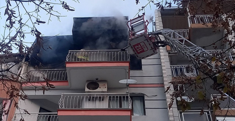 Manisa'da Apartman Yangını: 3 Kişi Hastaneye Kaldırıldı