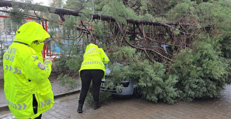 Manisa'da Fırtına ve Yağmur Hayatı Olumsuz Etkiledi