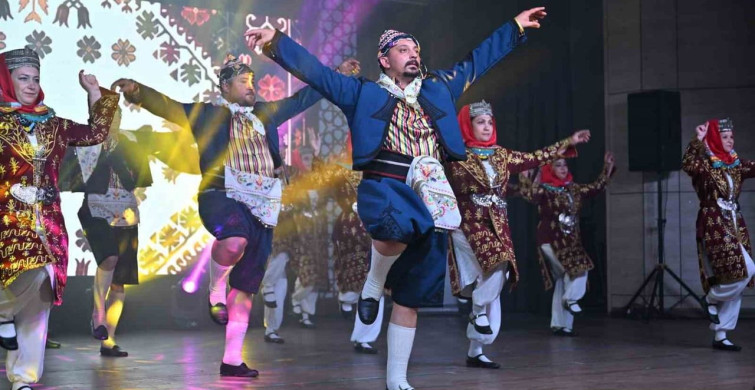 Manisa'da halk dansları gala gecesi büyük ilgi gördü