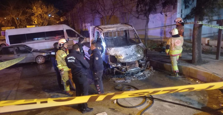 Manisa'da Hurda Kamyonette Yangın: Erkek Cesedi Bulundu