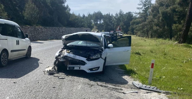 Manisa'da İki Otomobil Çarpıştı: 4 Yaralı