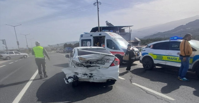 Manisa'da İki Otomobil Çarpıştı: 5 Yaralı