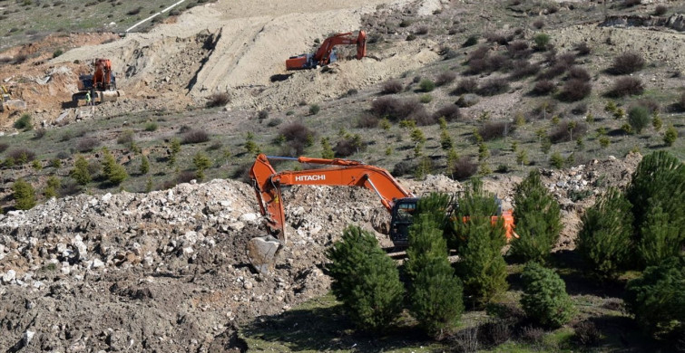 Manisa'da İstanbul-İzmir Otoyolu'ndaki Toprak Kayması Çalışmaları Devam Ediyor