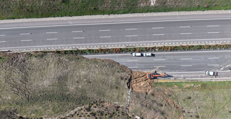 Manisa'da İstanbul-İzmir Otoyolu'ndaki Toprak Kayması Sonrası Çalışmalar Devam Ediyor