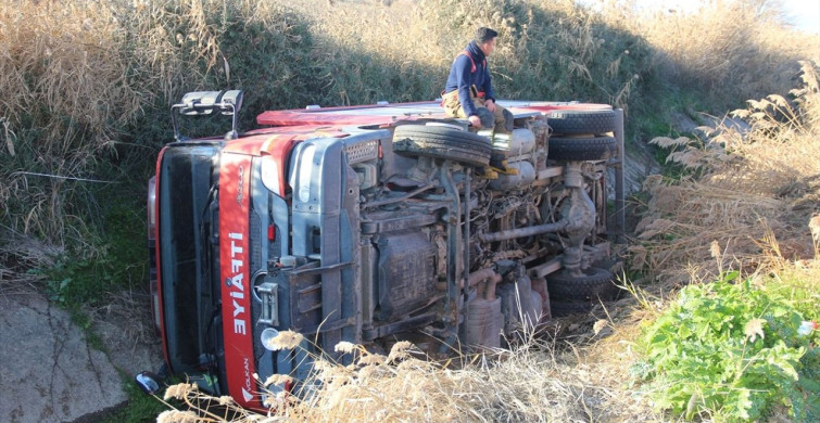 Manisa'da İtfaiye Aracının Devrilmesi: Yaralı İtfaiye Eri Hastaneye Kaldırıldı