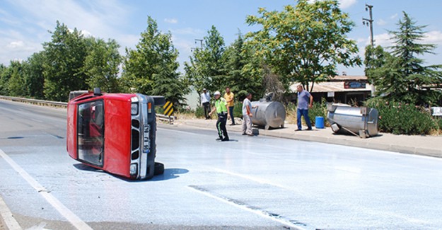 Manisa'da Kamyonet Devrildi, 2 Ton Süt Yola Döküldü