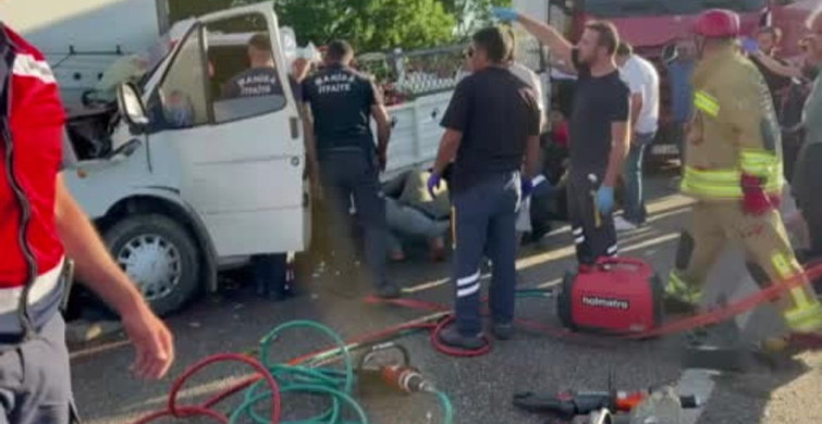 Manisa'da kamyonet tıra çarptı: 1'i ağır 2 yaralı