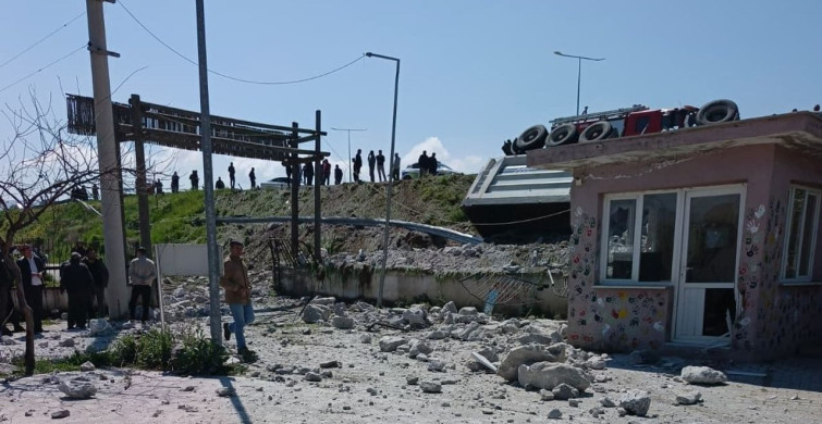 Manisa'da Korkutan Kaza: Moloz Yüklü Tır Okul Bahçesine Girdi