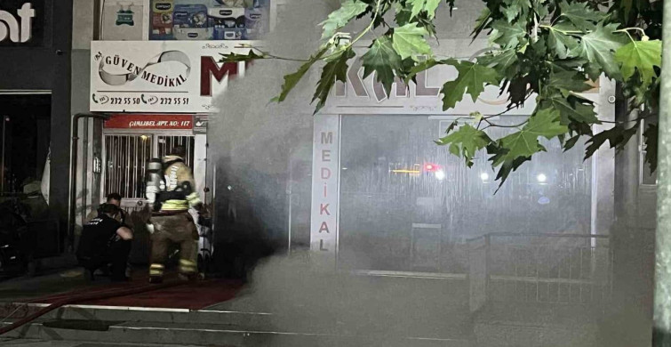 Manisa'da Medikal Ürünler Satan İş Yerinde Yangın Çıktı