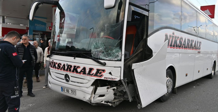 Manisa'da Otobüs ve Otomobil Çarpıştı: 3 Yaralı