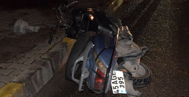 Manisa'da Otomobil-Motosiklet Çarpışması: İki Kardeş Yaralandı