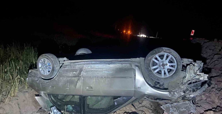 Manisa'da otomobil şarampole uçtu, 2 yaralı