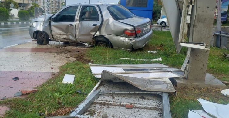 Manisa'da Otomobil Tabelaya Çarpıp Devrildi