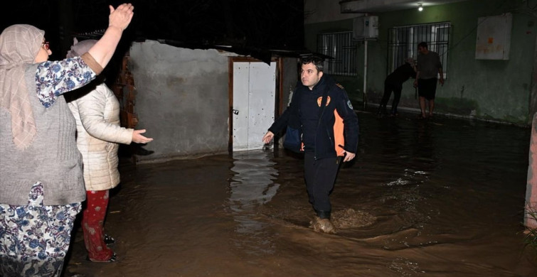 Manisa'da Sağanak Yağış Yaşamı Olumsuz Etkiledi