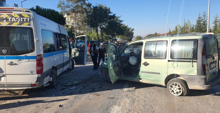 Manisa'da Servis Minibüsü ve Hafif Ticari Araç Çarpıştı: 9 Yaralı