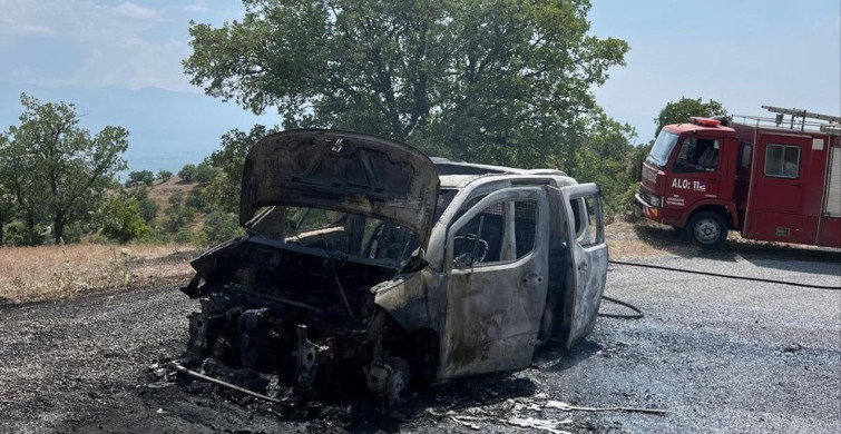 Manisa'da seyir halindeki kamyonet alev alev yandı