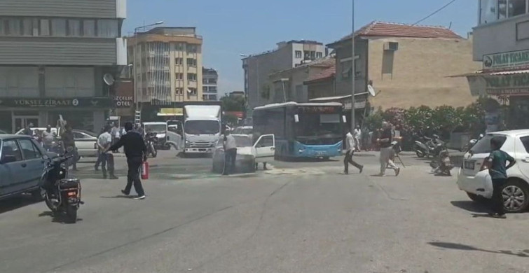 Manisa’da seyir halindeki otomobil alev aldı