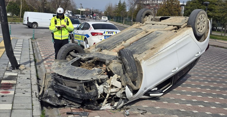 Manisa'da Takla Atan Araçta İki Yaralı