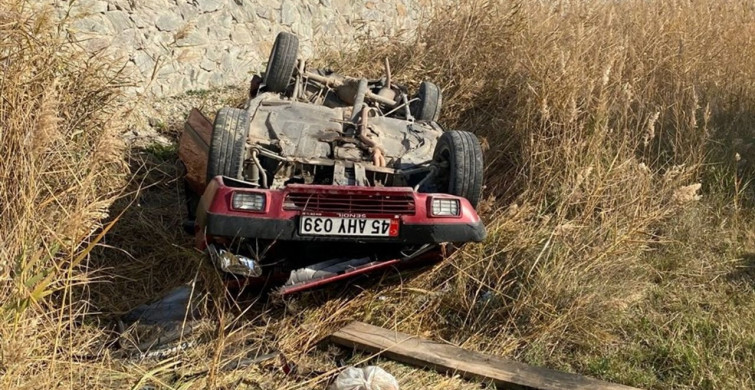 Manisa'da Tarlaya Devrilen Otomobilde 5 Yaralı