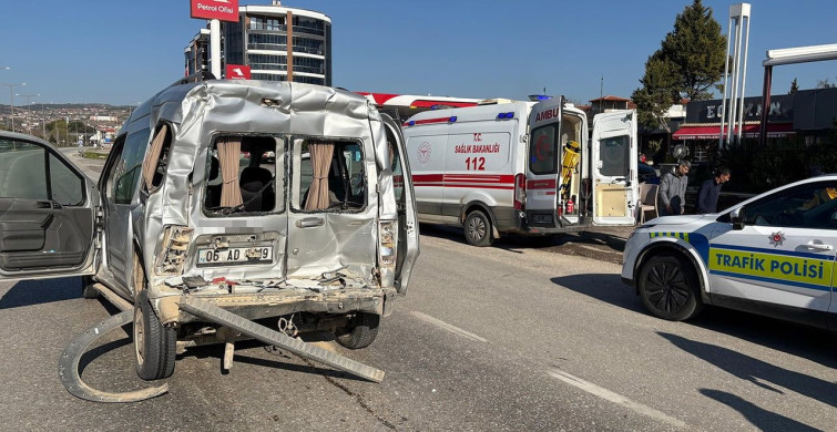 Manisa'da Tırın Hafif Ticari Araca Çarpması Sonucu 3 Yaralı