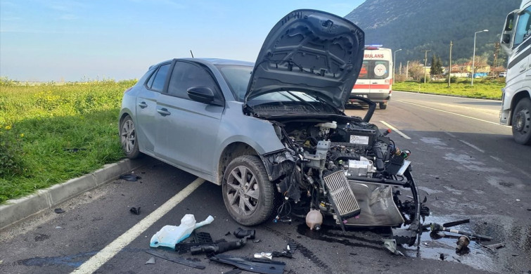 Manisa'da Trafik Kazası: İki Sürücü Yaralandı