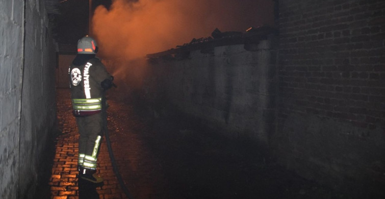 Manisa'da Yangın, İki Evi Küle Çevirdi