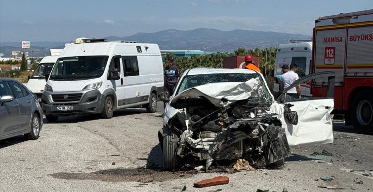 Manisa'da Zincirleme Trafik Kazası: 1 Ölü, 4 Yaralı