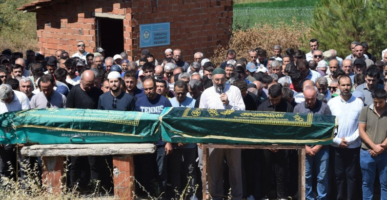 Manisa'daki Trafik Kazasında Hayatını Kaybeden İki Kuzen Toprağa Verildi
