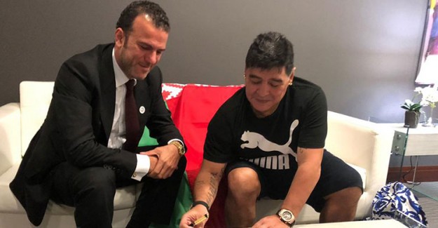 Maradona İmzayı Attı!