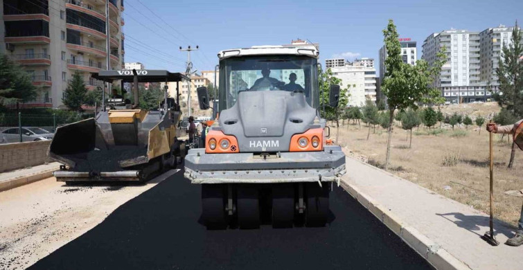 Mardin Büyükşehir Belediyesi, Artuklu'da asfalt çalışmalarına devam ediyor