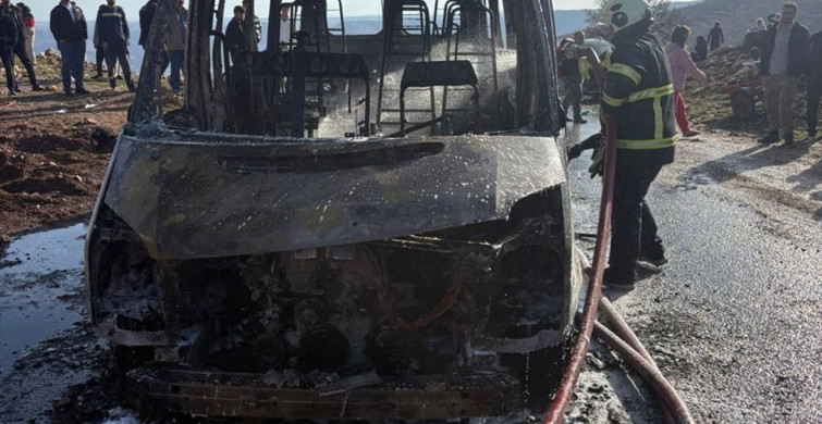 Mardin Dargeçit'te Seyir Halindeki Minibüs Yandı