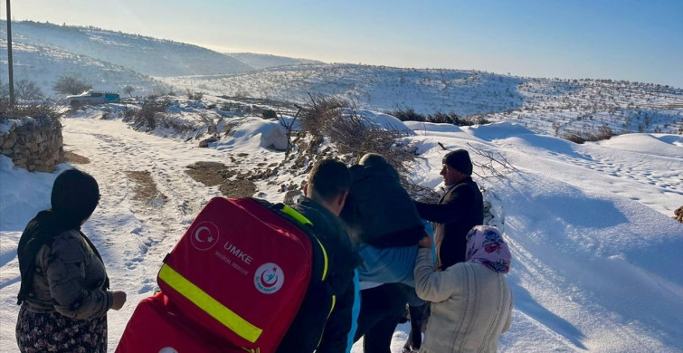 Mardin'de Sağlık Ekipleri 84 Yaşındaki Hastayı Sırtında Taşıdı